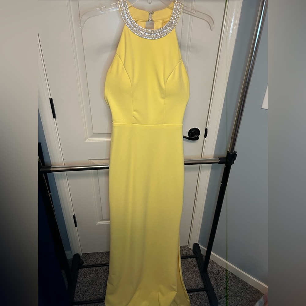 Yellow and pearl prom dress. Best combo!